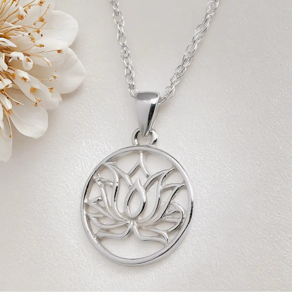 Colgante flor de loto en plata 950