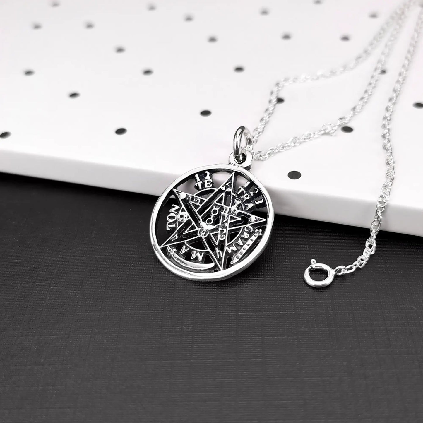 Colgante tetragrammaton en plata 950