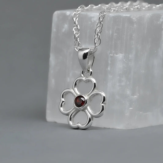 Colgante trébol de piedra granate en plata 950