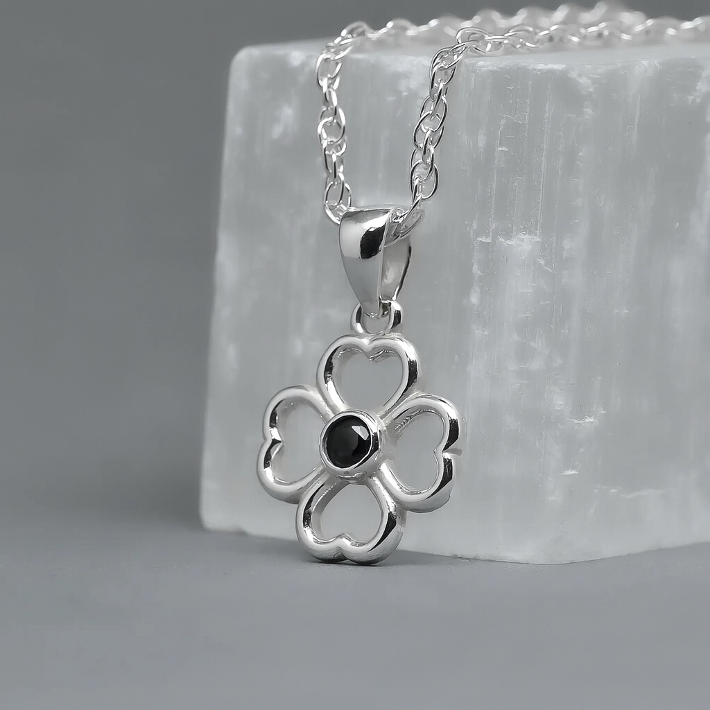 Colgante trébol con piedra onix en plata 950