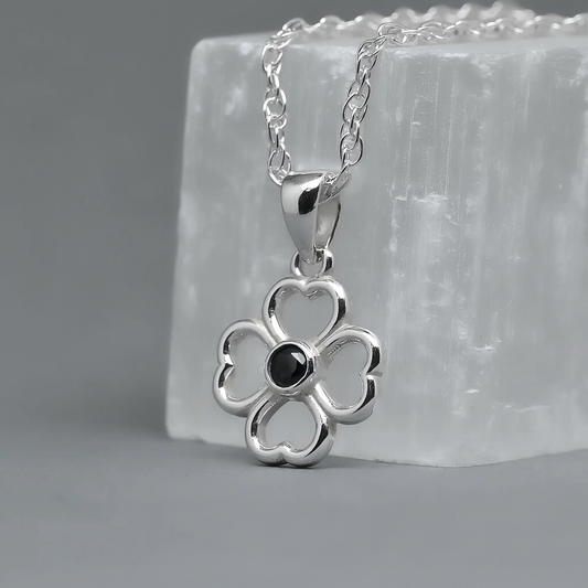 Colgante trébol con piedra onix en plata 950