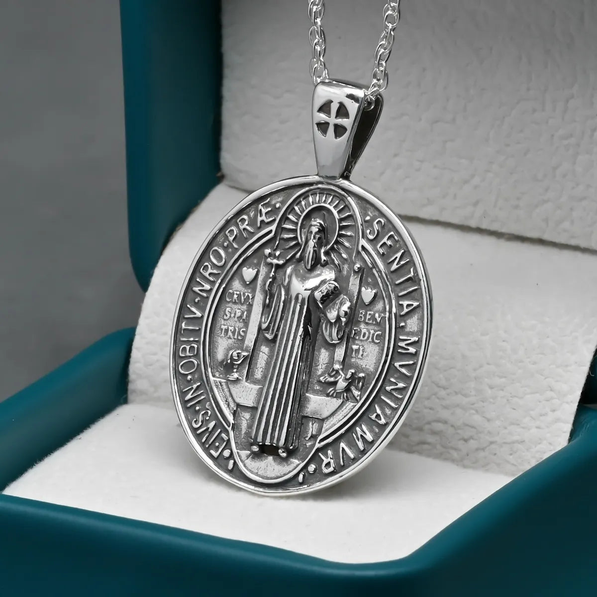 Colgante medallon san benito ovalado en plata 925