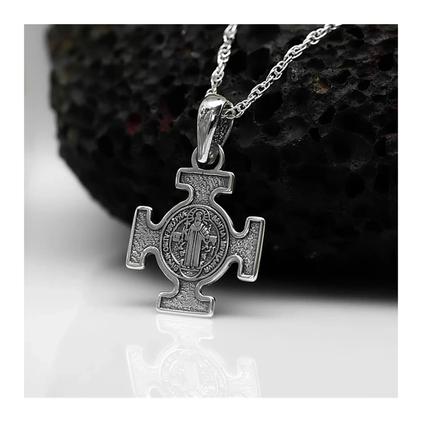 Colgante cruz de san benito en plata 950