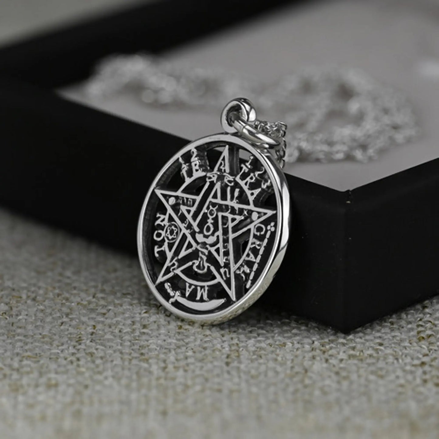 Colgante tetragrammaton en plata 950